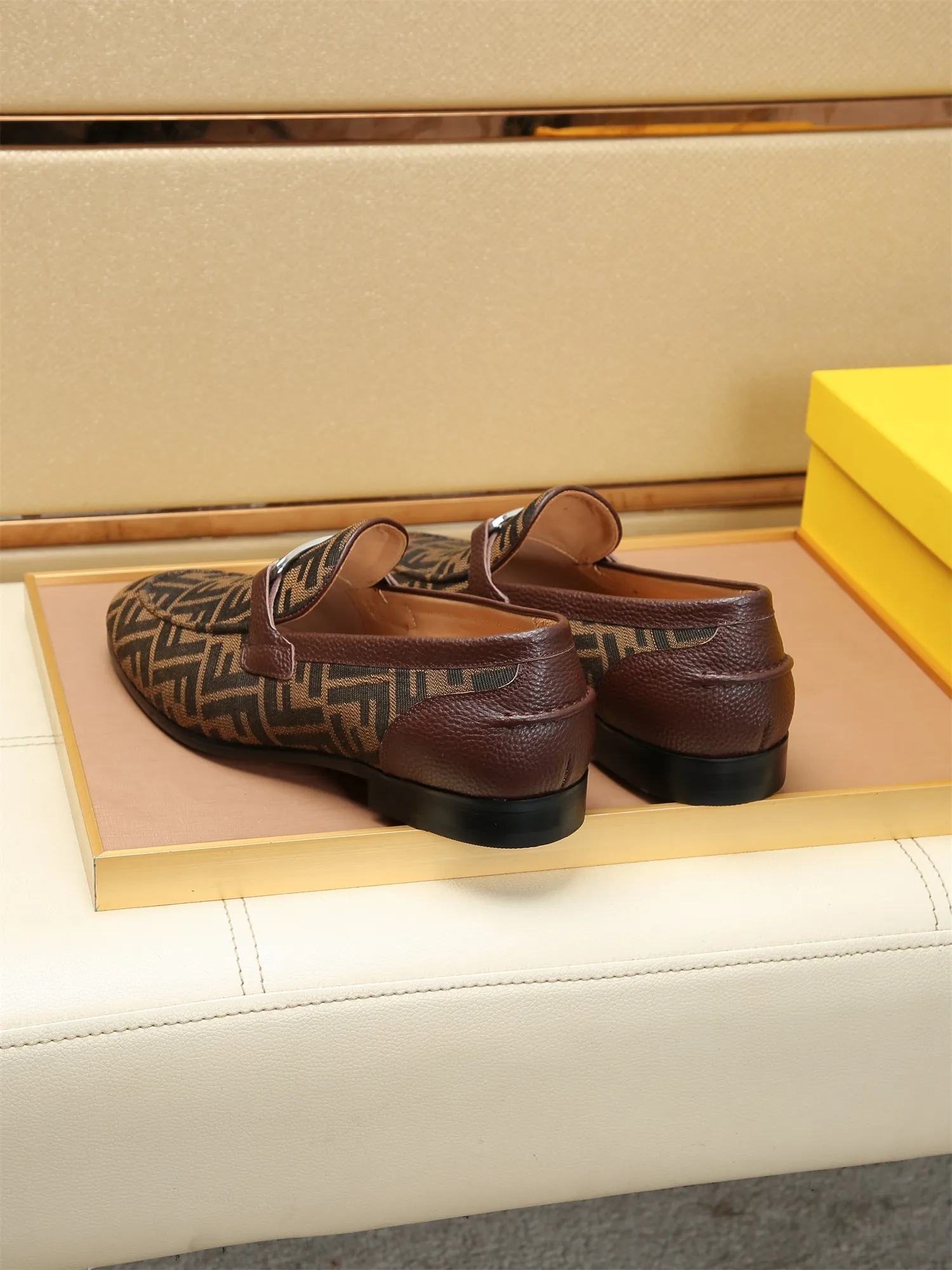 Men's shoes💰460 🕷🕷【FENDI】The latest men's formal leather shoes🇨🇳Classic series not to be missed💯The first layer is made of imported first-layer cowhide☘Original quality, the leather is smooth and delicate🎋Awesome version, perfect streamlined outline🍇Cowhide lining, size 38-44 (customized at 45.46)...